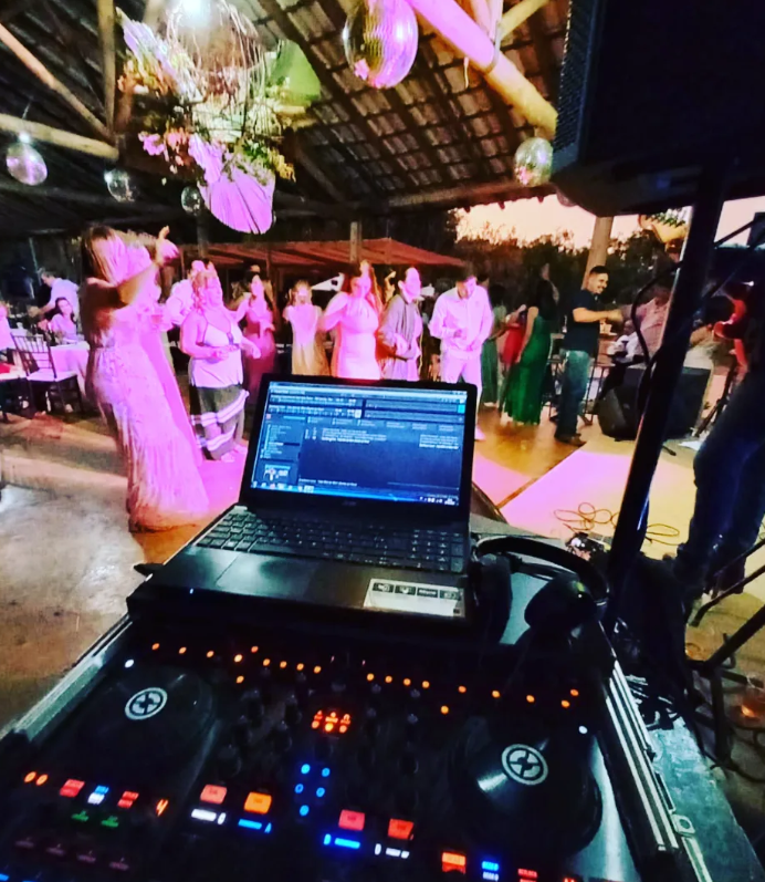 Pista de dança com convidados e luzes
