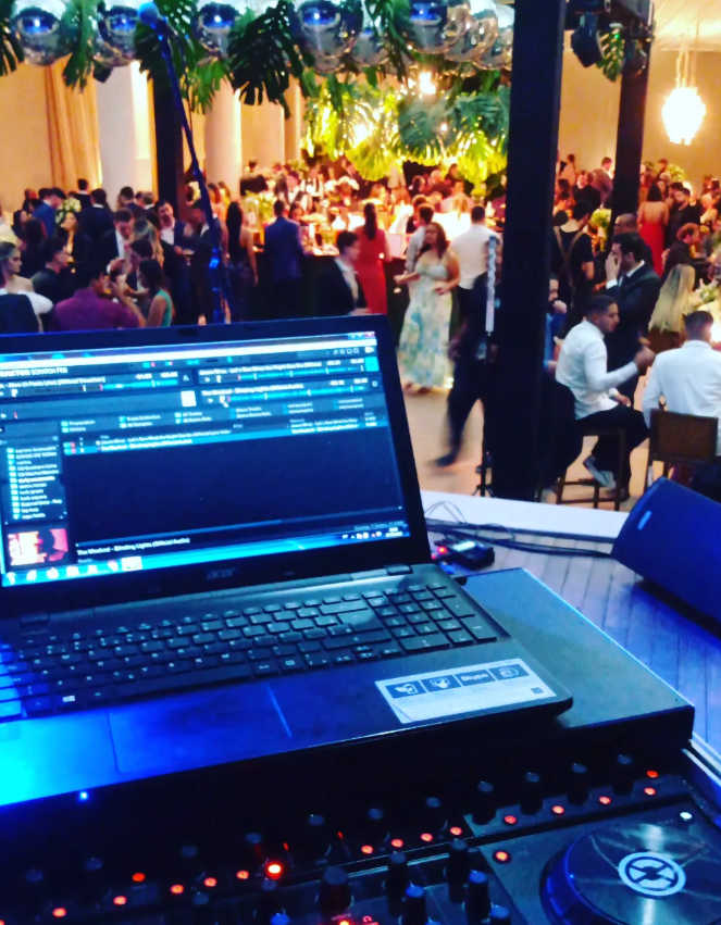 Evento social com convidados e estrutura de DJ