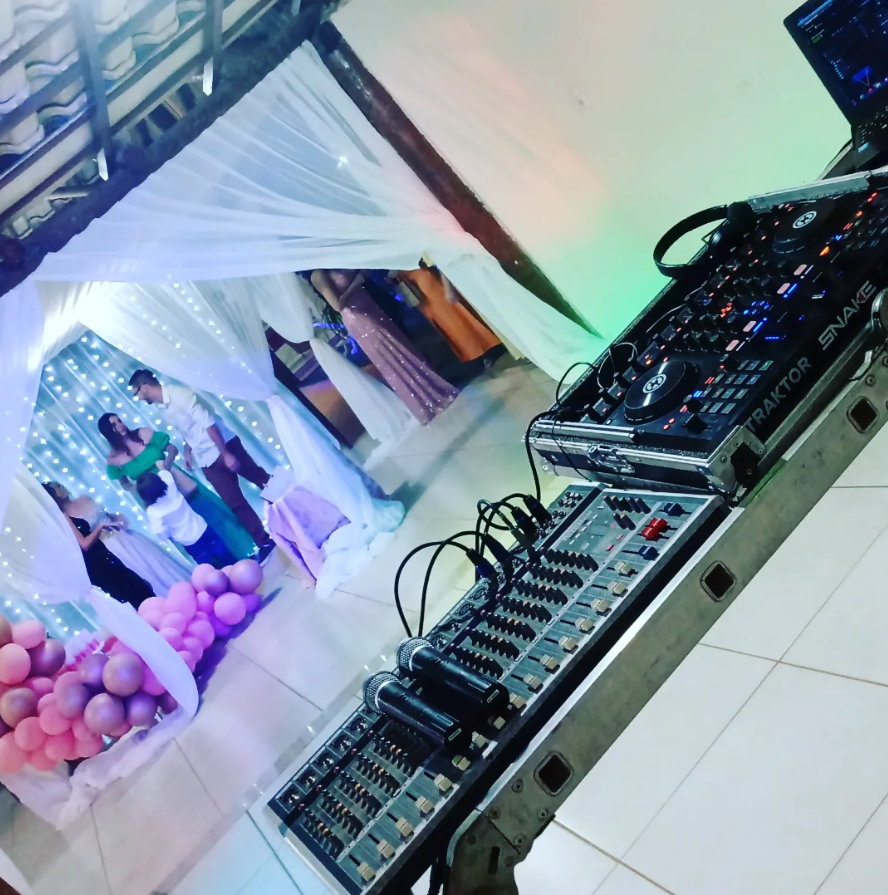 Estrutura de DJ em festa de aniversário decorada