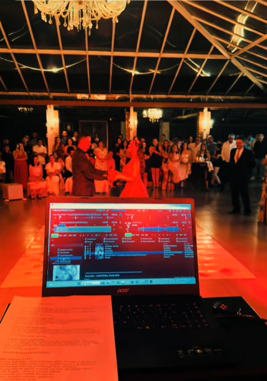 Casal dançando em evento com iluminação quente