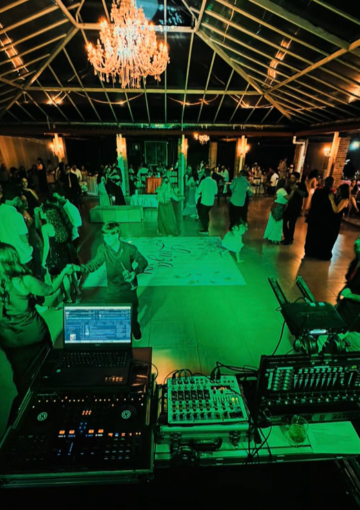 Salão de eventos com pista, luzes e estrutura de som