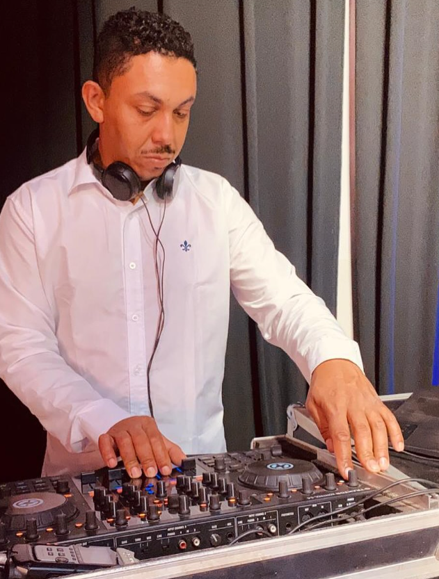 DJ Carlos Felpiz tocando em evento